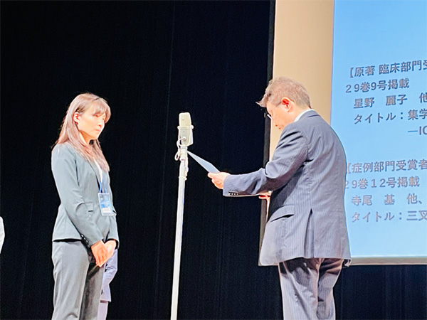 優秀論文賞受賞の様子