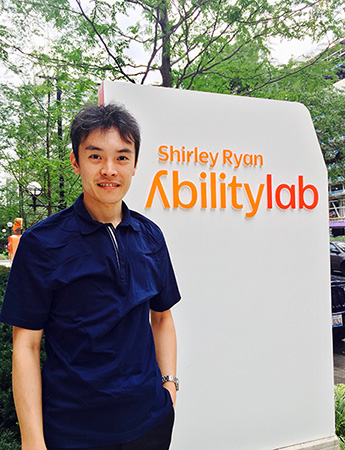 リハビリ病院（SRALab）の看板の前